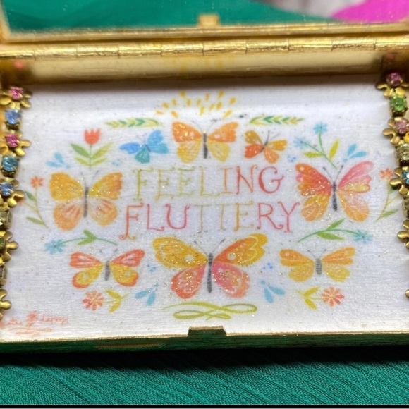 Unique Makeup Compact - Picture 4 of 5